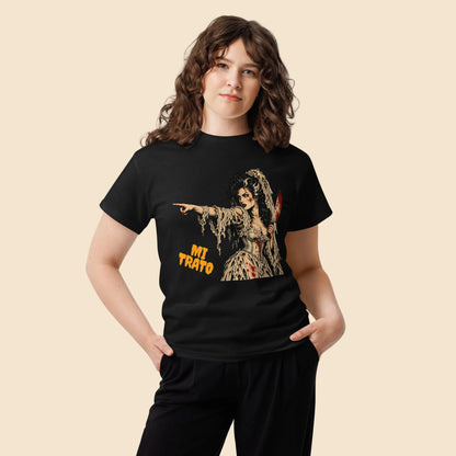 Mujer con camiseta blanca con ilustración de personaje femenino de terror vintage Mi Trato