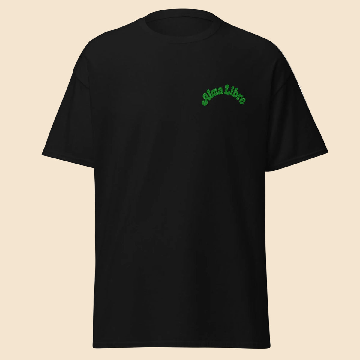 Camiseta negra clásica con diseño verde Alma Libre en el pecho sobre fondo neutro