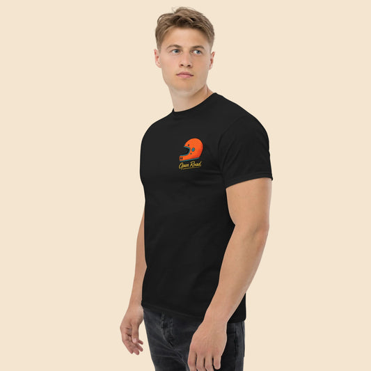 Persona vistiendo camiseta negra con diseño retro Open Road de inspiración motera.