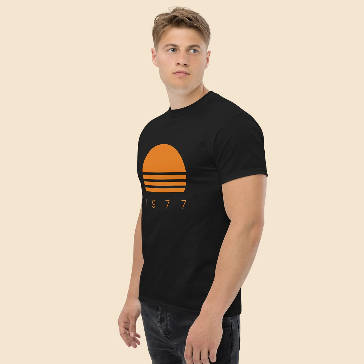 Persona vistiendo camiseta negra retro con diseño minimalista inspirado en los años 70.