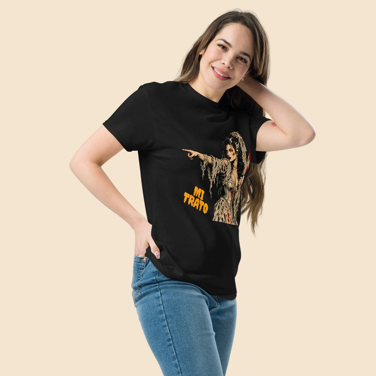 Mujer con camiseta blanca de Halloween con diseño de novia siniestra armada con un cuchillo