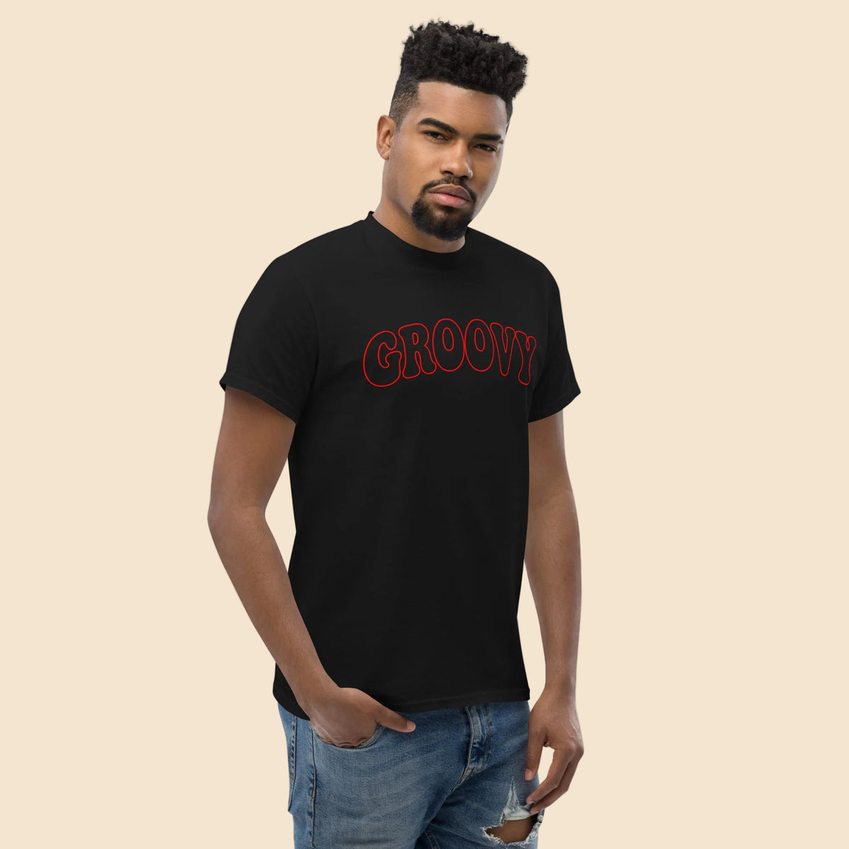 Persona vistiendo camiseta negra con diseño Groovy vintage de inspiración setentera.