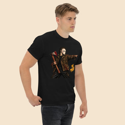 Hombre con camiseta blanca de Halloween con diseño de personaje enmascarado y hacha