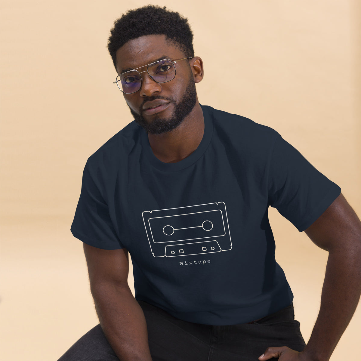 Persona con camiseta retro de música mostrando diseño inspirado en una cinta cassette.