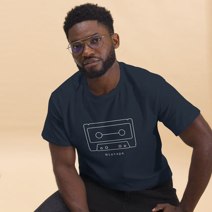 Persona con camiseta retro de música mostrando diseño inspirado en una cinta cassette.