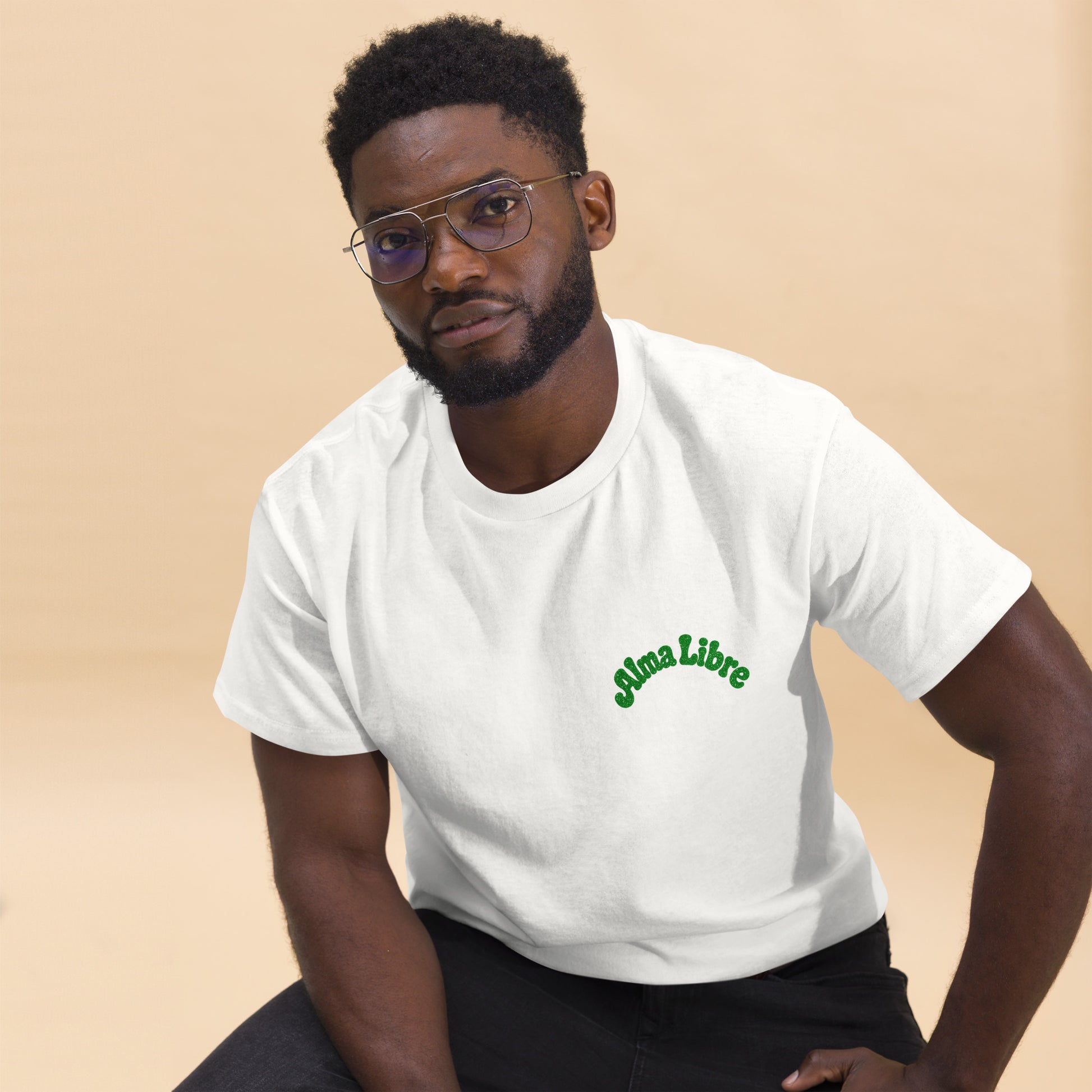 Hombre vistiendo camiseta blanca con estampado Small Life verde de inspiración retro