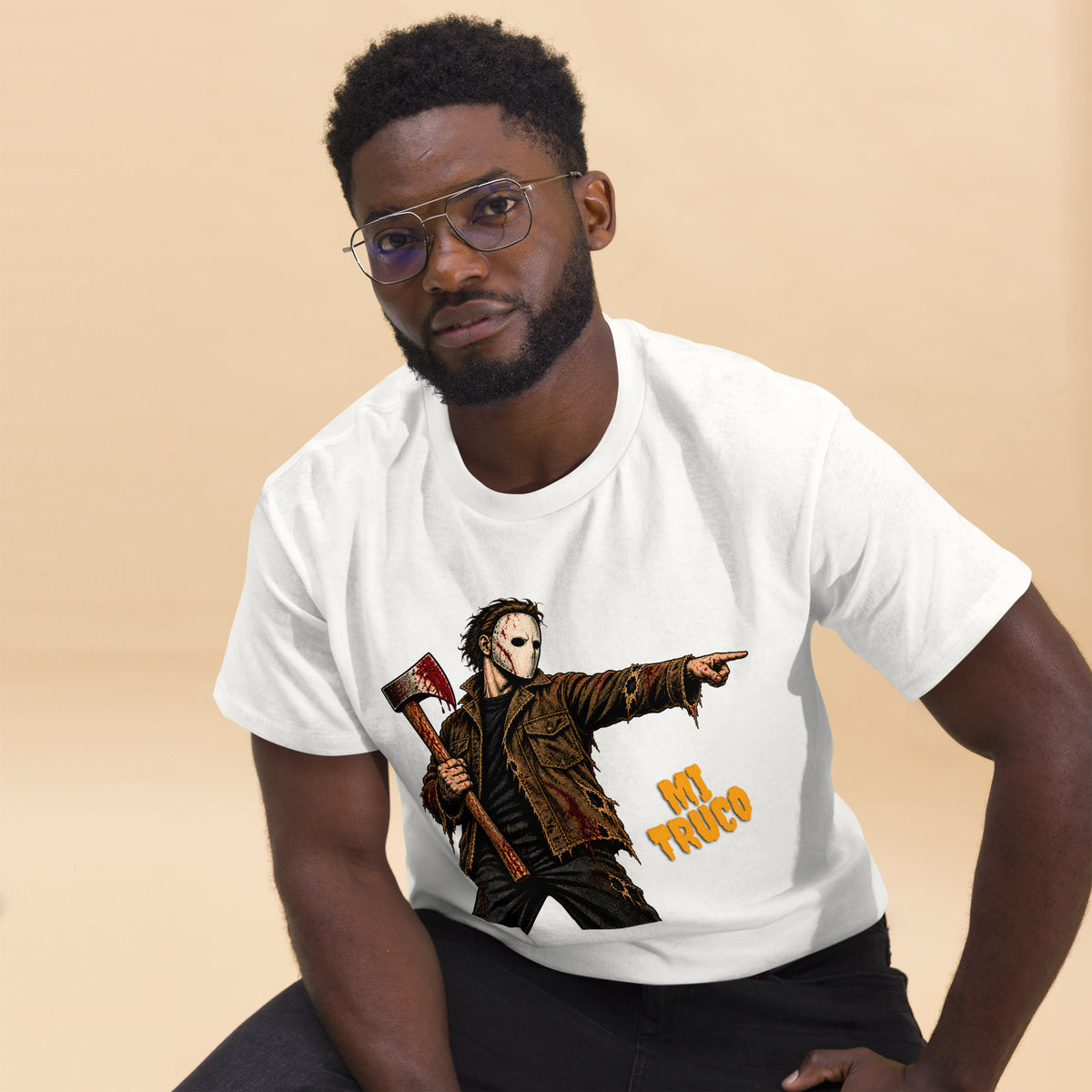 Hombre con camiseta blanca de Halloween con personaje de terror enmascarado y texto Mi Truco