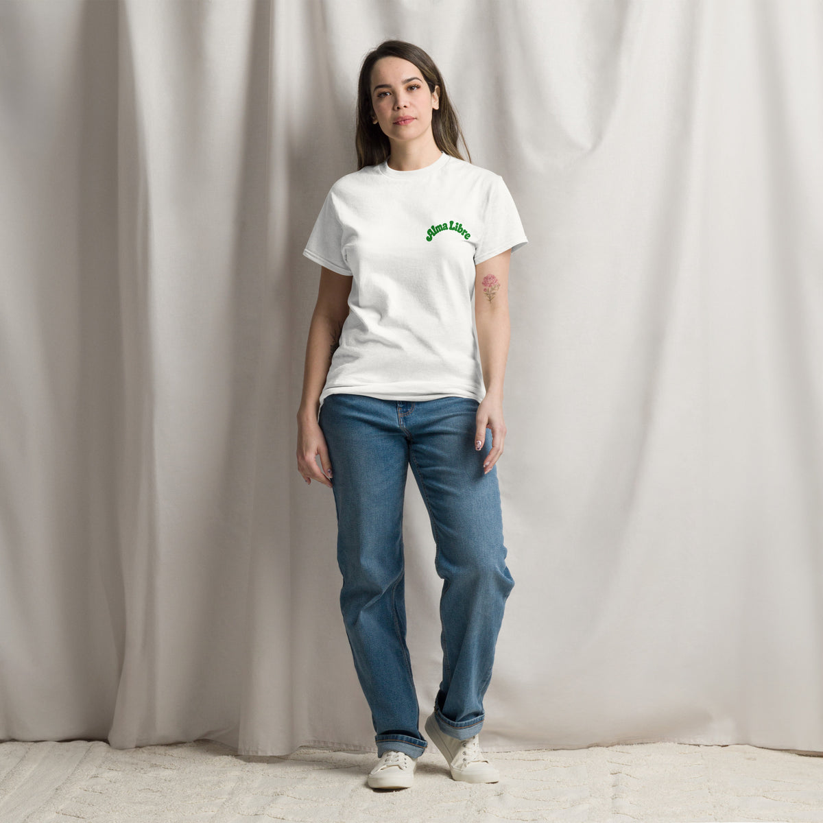 Mujer vistiendo camiseta blanca con diseño Small Life verde estilo casual vintage