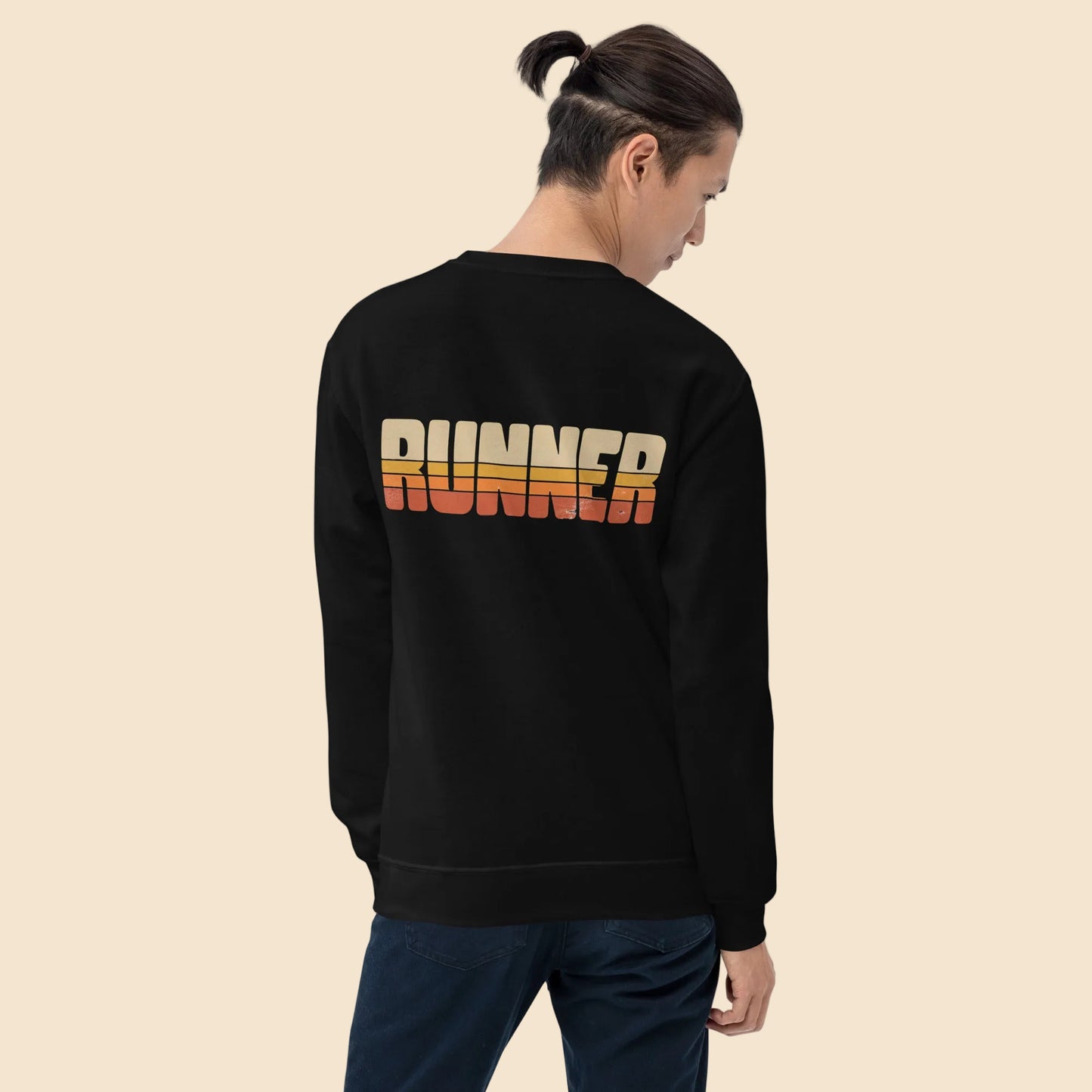 Hombre de espaldas luciendo sudadera negra con estampado vintage de colores cálidos.