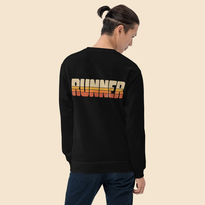 Hombre de espaldas luciendo sudadera negra con estampado vintage de colores cálidos.