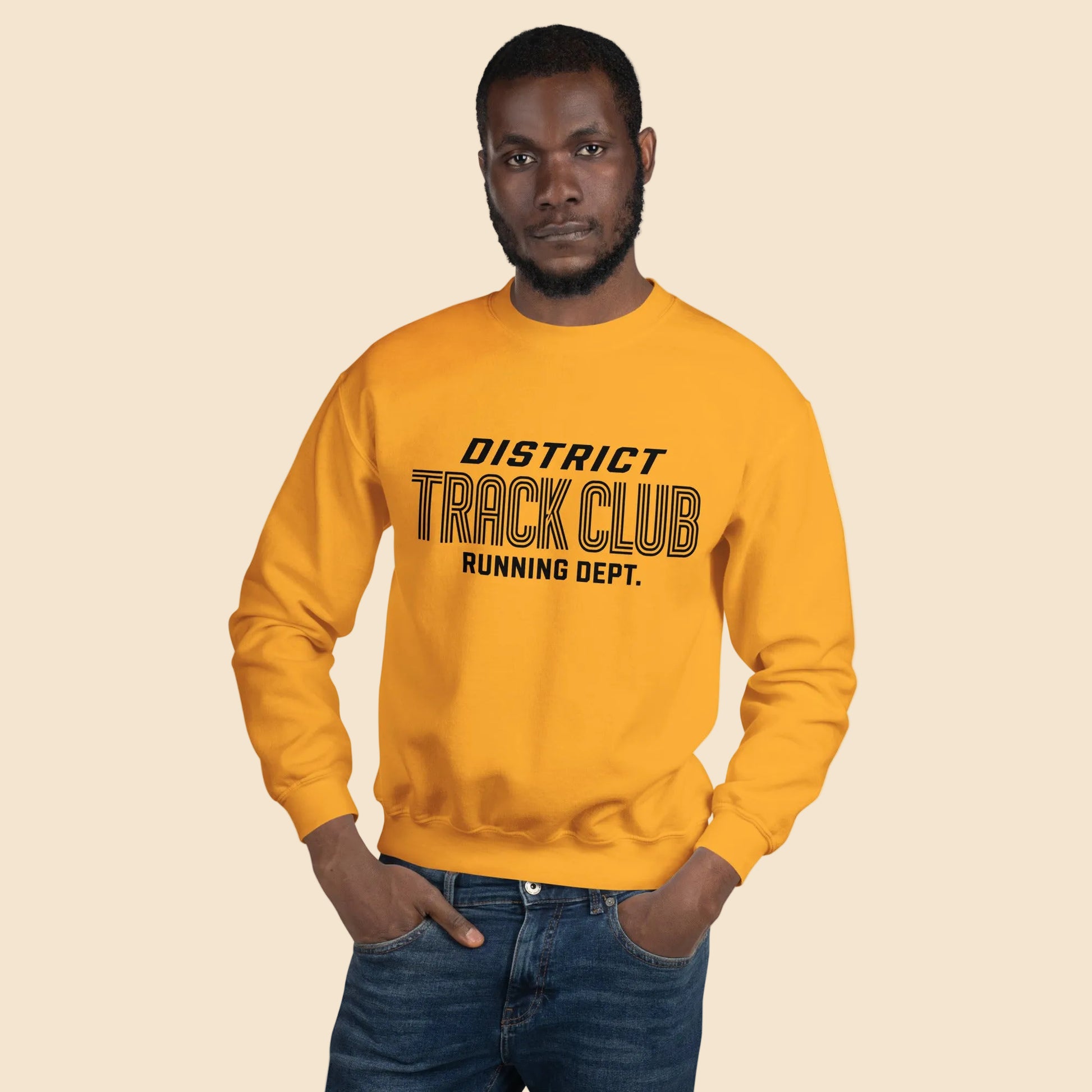 Hombre luciendo sudadera color oro de estilo atletismo vintage.