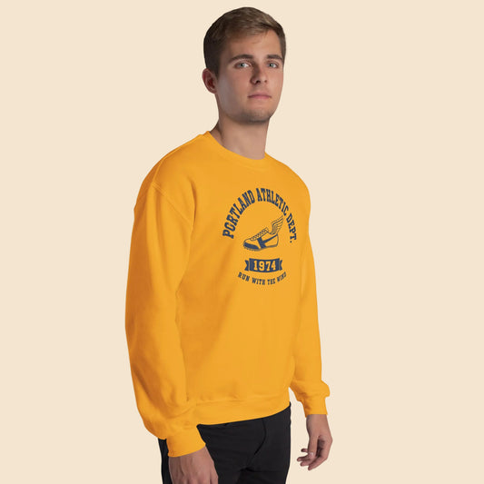 Hombre luciendo sudadera color oro de estilo deportivo retro.