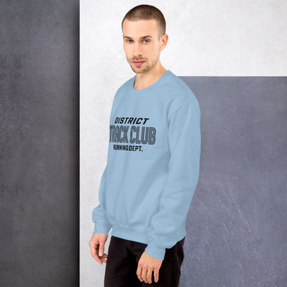  Hombre joven vistiendo sudadera azul claro con gráfica deportiva retro.