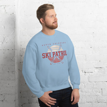 Hombre vistiendo sudadera unisex azul claro con diseño clásico Aspen Colorado Ski Patrol.