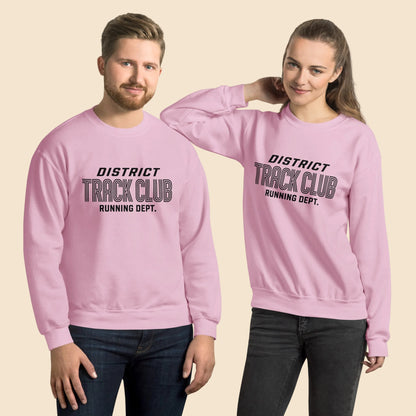 Pareja vistiendo la misma sudadera rosa pastel de estilo universitario clásico.