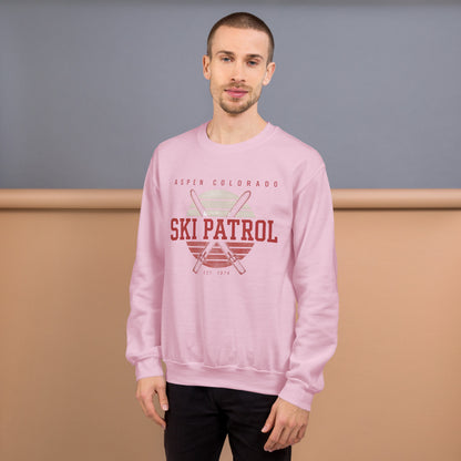 Hombre vistiendo sudadera unisex rosa claro con estampado frontal de herencia alpina y esquís vintage.