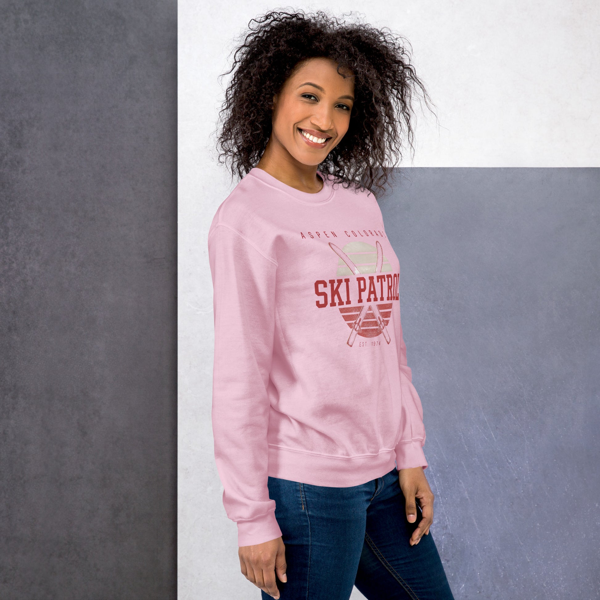 Mujer vistiendo sudadera unisex con gráfico retro de esquí en la parte frontal.