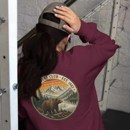 Chica vistiendo sudadera granate diseño Wilderness Club colección Nature Escape
