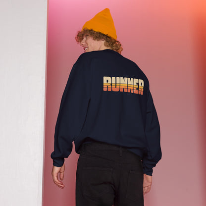 Hombre de espaldas con gorro naranja y sudadera azul marino de estilo deportivo retro.