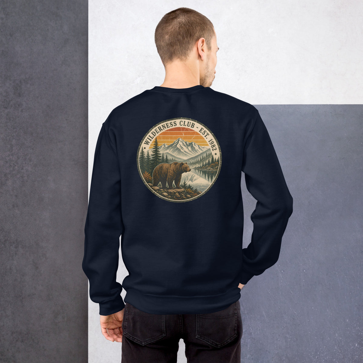 Look outdoor con sudadera azul marino unisex estampada en la espalda
