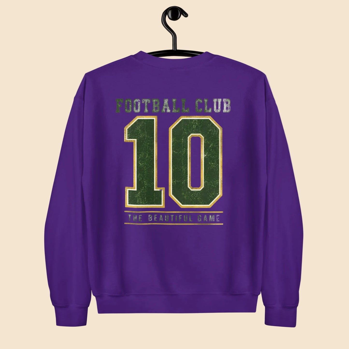 Vista frontal de sudadera morada básica colgada en una percha con gráfica deportiva.