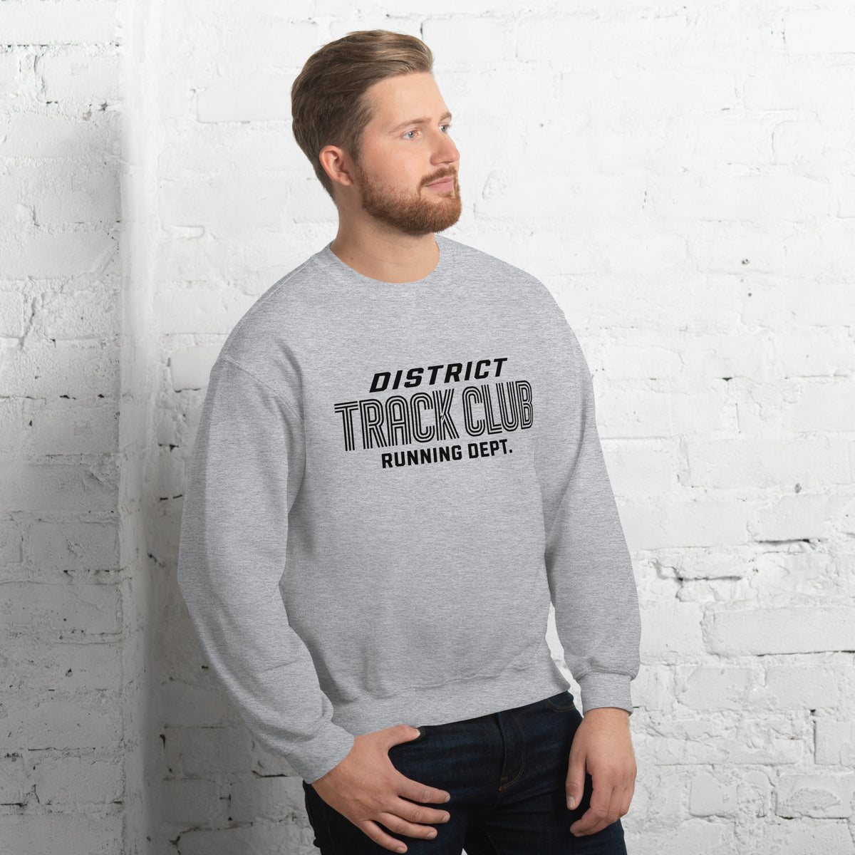  Hombre sonriendo con sudadera gris deportiva de cuello redondo y diseño Track Club.