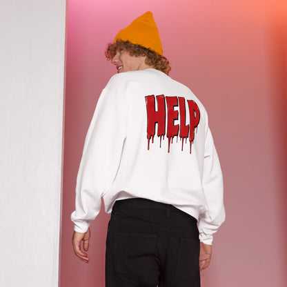Persona con sudadera blanca HELP y gorro naranja en un fondo rosa
