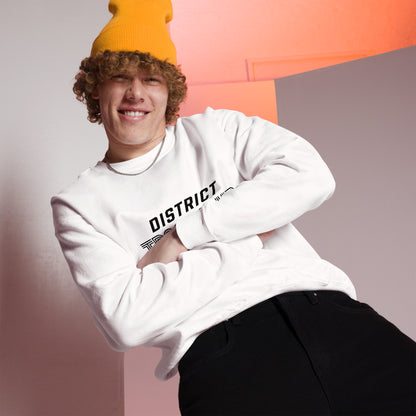 Hombre joven con gorro naranja y sudadera blanca de diseño retro deportivo.
