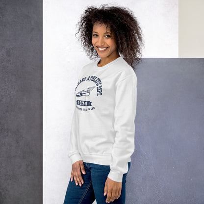  Mujer luciendo sudadera blanca de cuello redondo y diseño deportivo Portland.