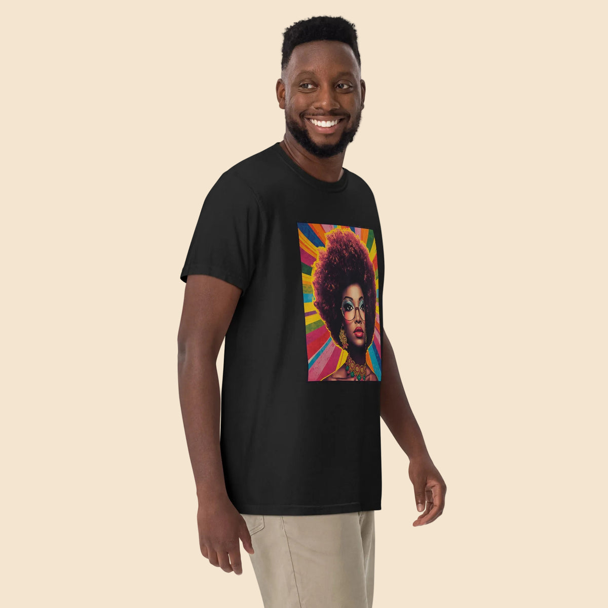 Hombre sonriendo con camiseta negra premium que hace resaltar el contraste y los colores del diseño groovy 70s.