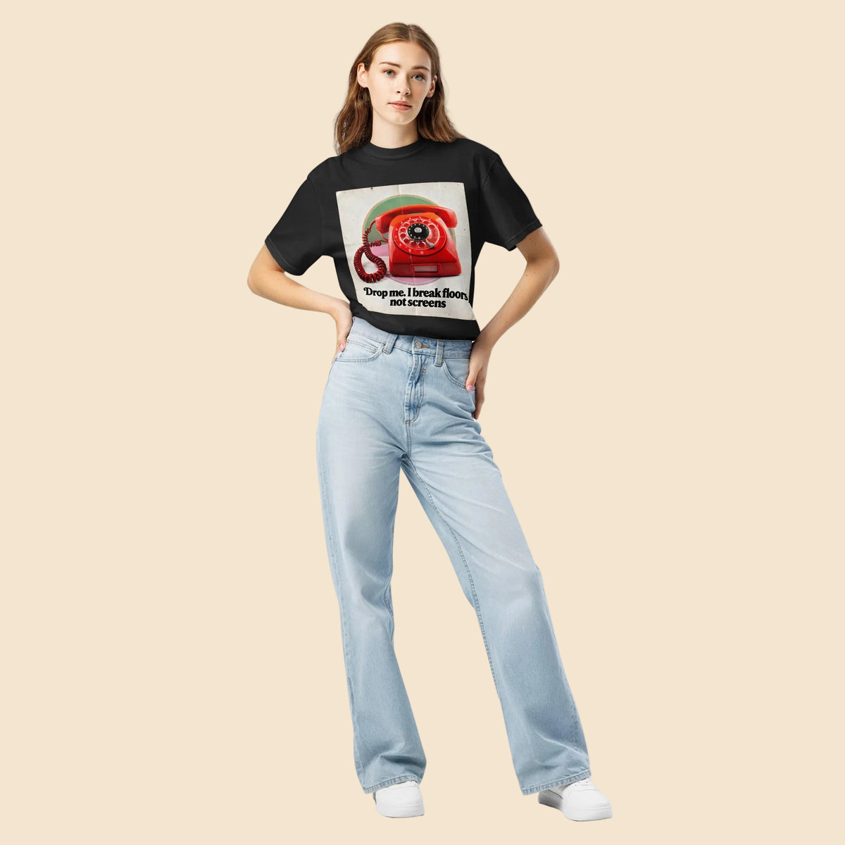 Mujer joven con look casual urbano vistiendo una camiseta negra de alto gramaje con humor vintage.