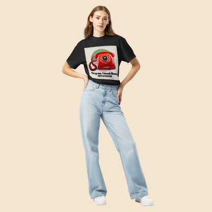 Mujer joven con look casual urbano vistiendo una camiseta negra de alto gramaje con humor vintage.