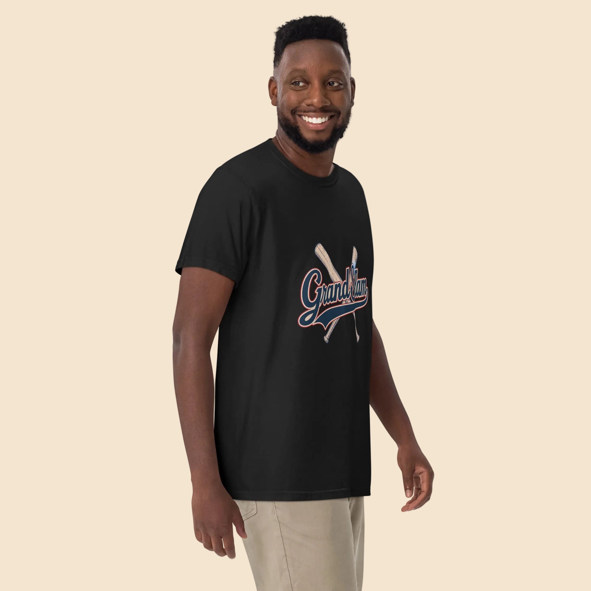 Modelo masculino con camiseta negra de alto gramaje y estampado vintage de ligas de beisbol.