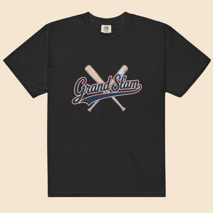 Camiseta negra premium de estilo streetwear con diseño clasico de beisbol en colores calidos.
