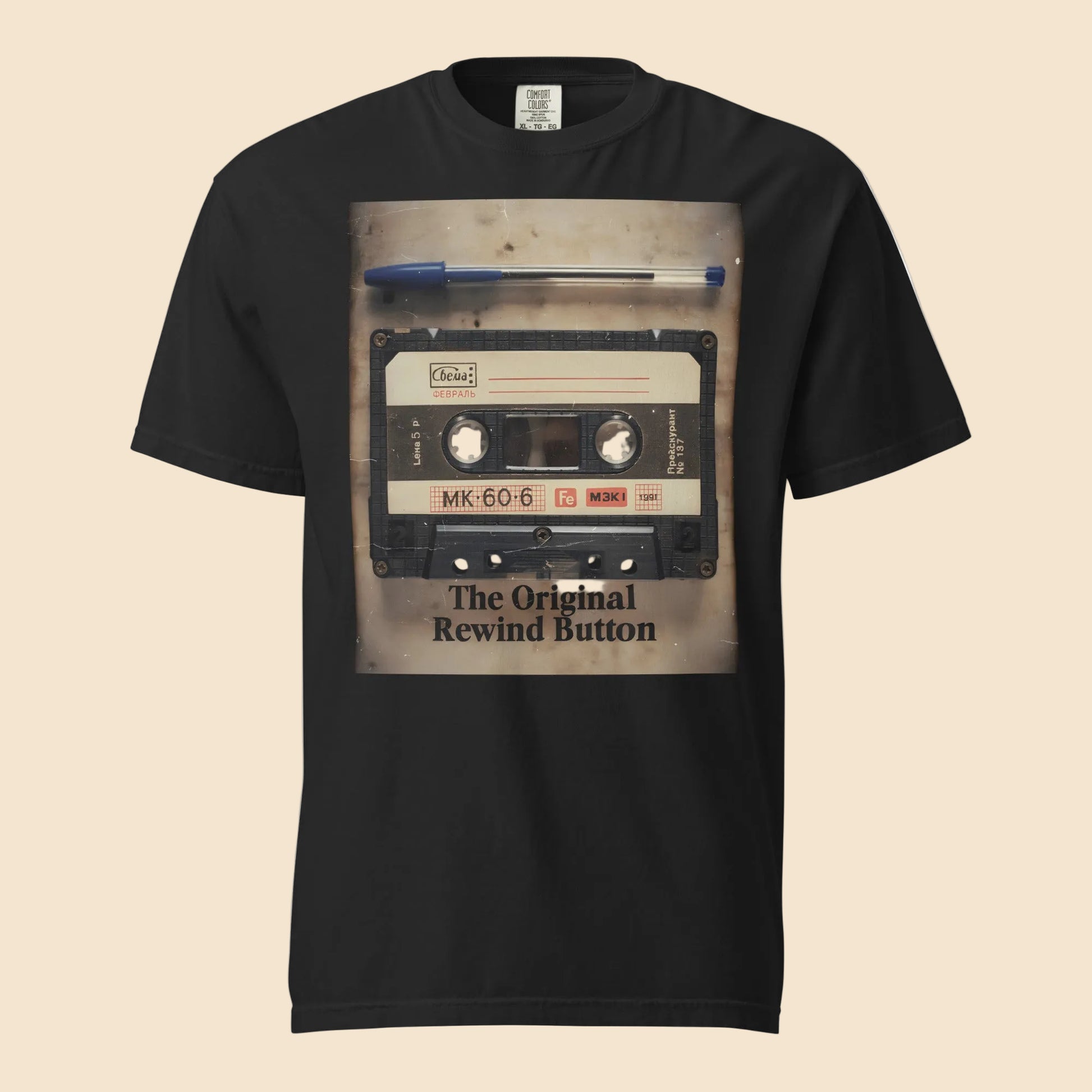 Camiseta negra de algodon grueso premium con ilustracion vintage de una cinta de casete y un boligrafo azul.
