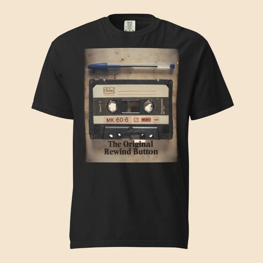 Camiseta negra de algodon grueso premium con ilustracion vintage de una cinta de casete y un boligrafo azul.

