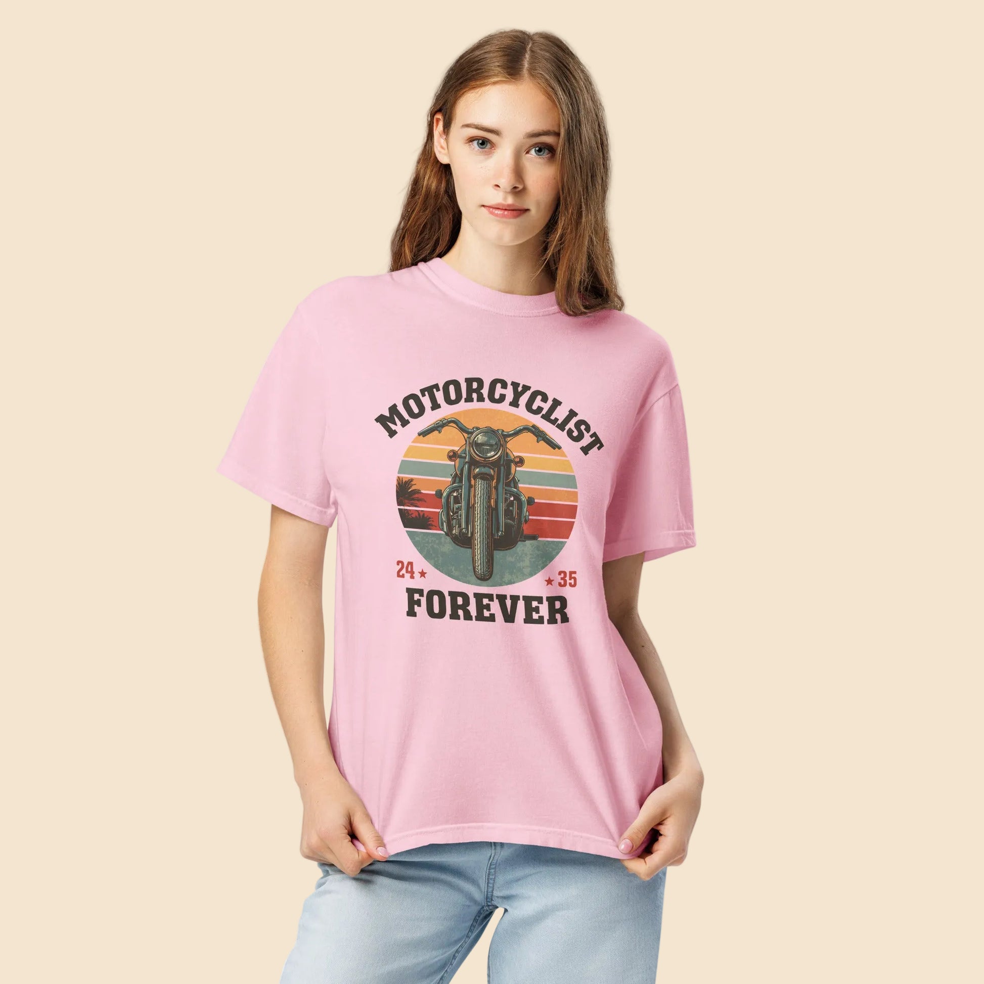 Mujer con look urbano casual vistiendo una camiseta rosa de alto gramaje con diseño motero de los años 70.