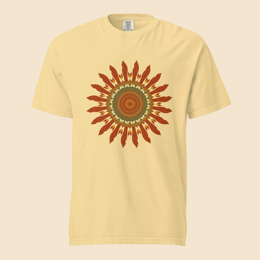 Camiseta color crema de algodon grueso con estampado frontal de un sol retro de estilo bohemio en tonos tierra.