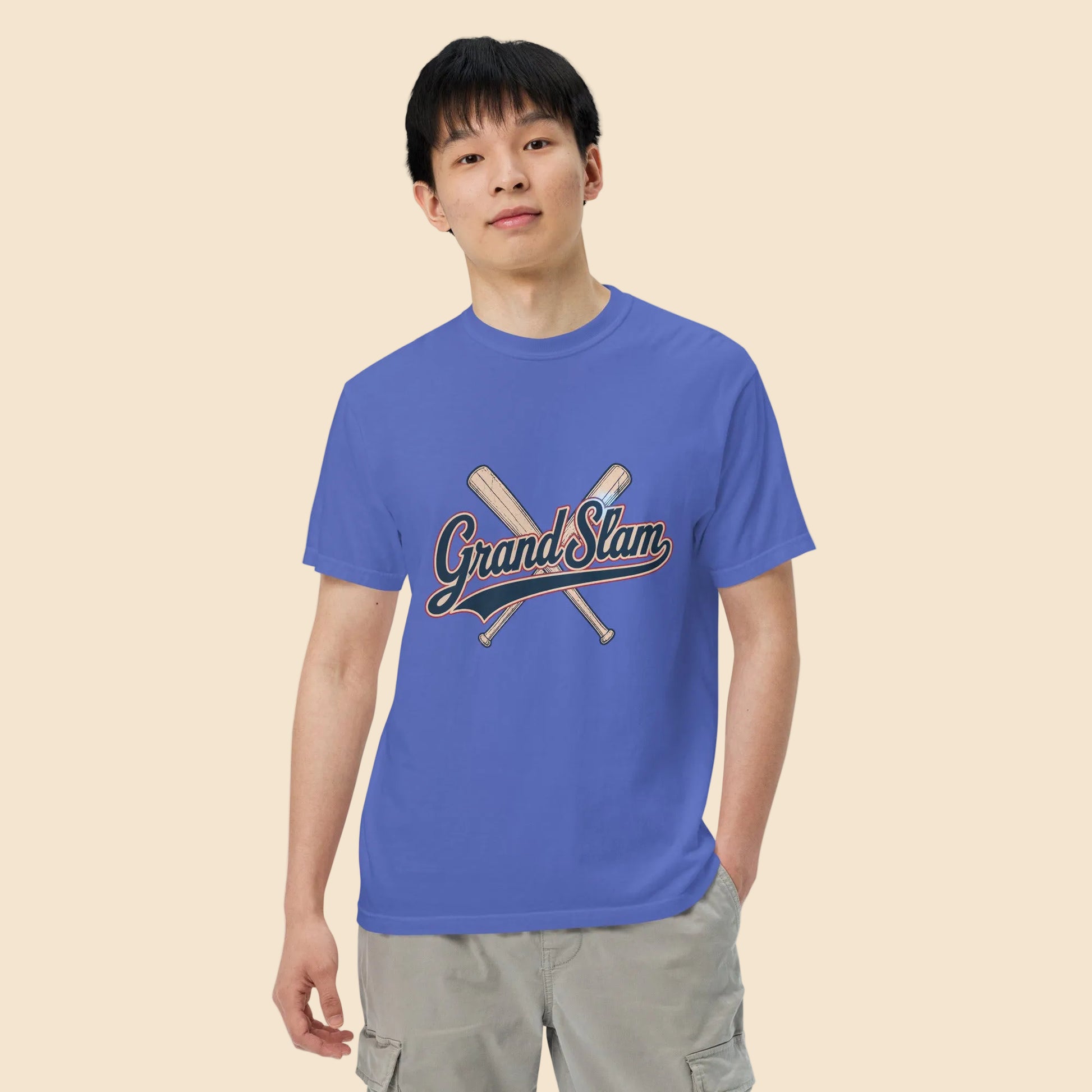 Hombre vistiendo una camiseta azul retro de estilo deportivo americano con estampado universitario Grand Slam.