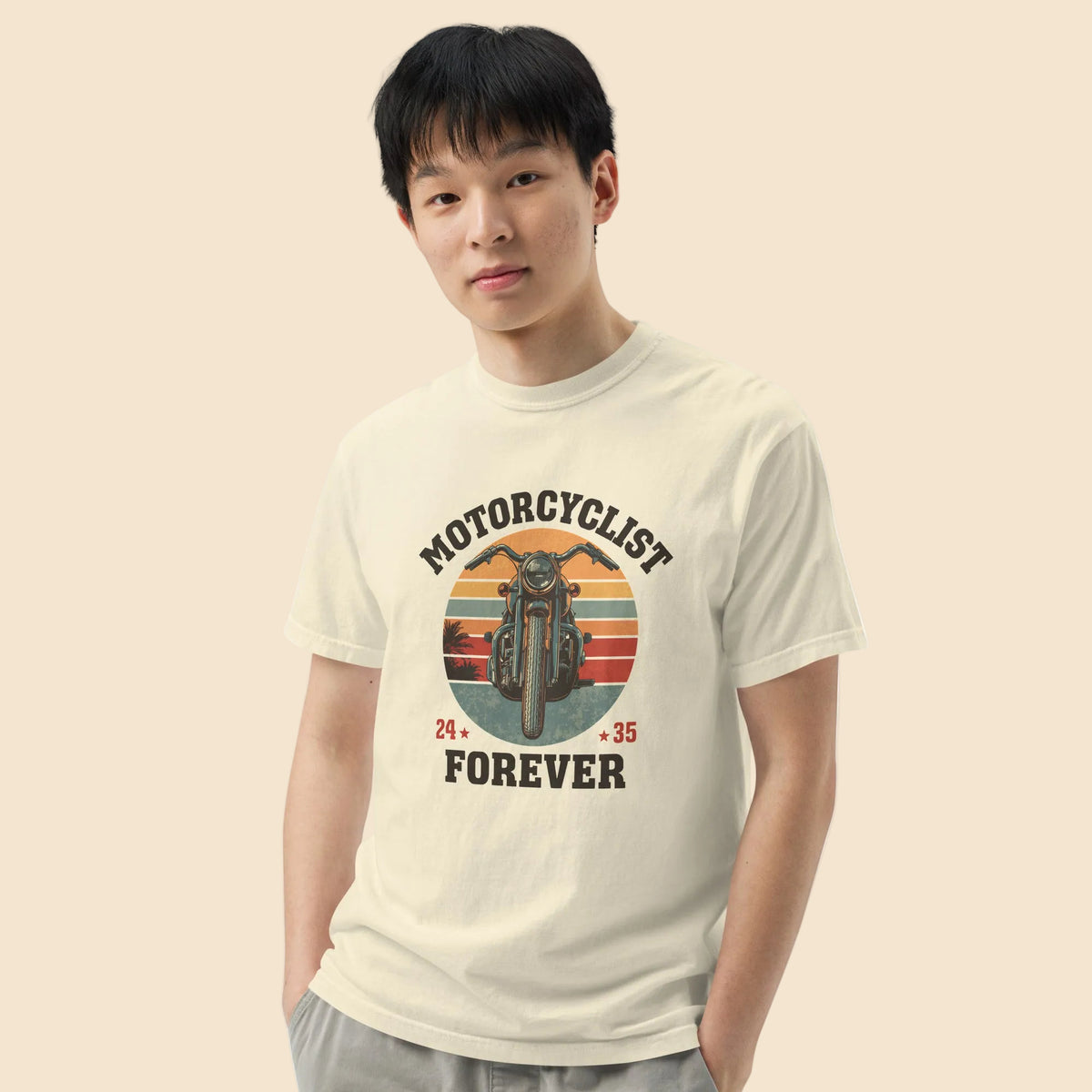  Modelo masculino joven con camiseta color crema premium y estampado vintage de cultura motera.