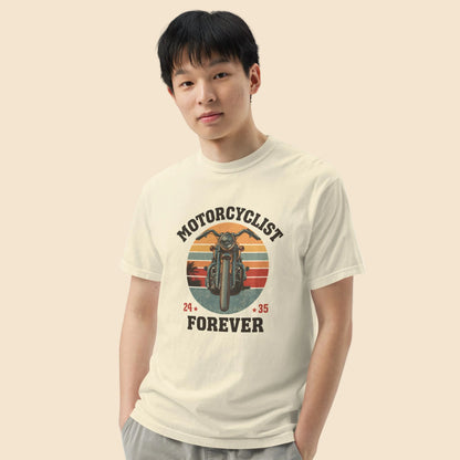  Modelo masculino joven con camiseta color crema premium y estampado vintage de cultura motera.