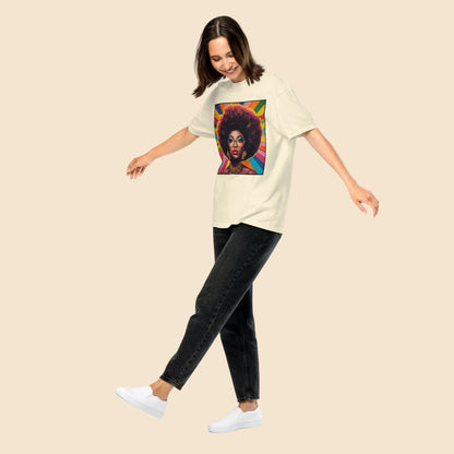 Modelo con look casual luciendo una camiseta color crema de alto gramaje con arte pop retro a todo color.