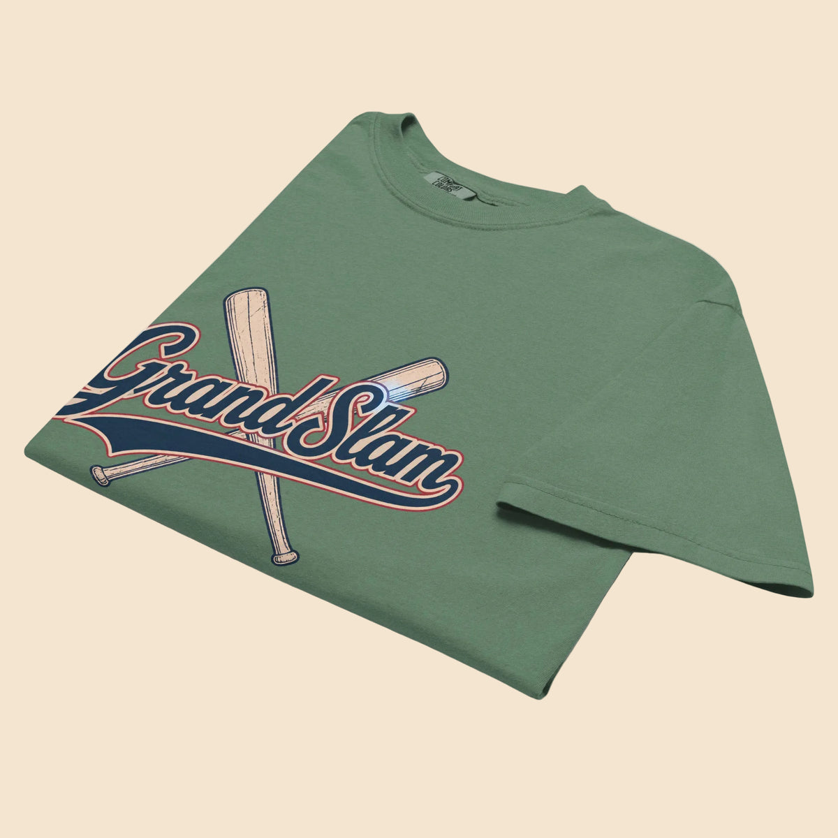Perspectiva de una camiseta verde oliva premium mostrando la textura del algodon y el diseño deportivo retro.