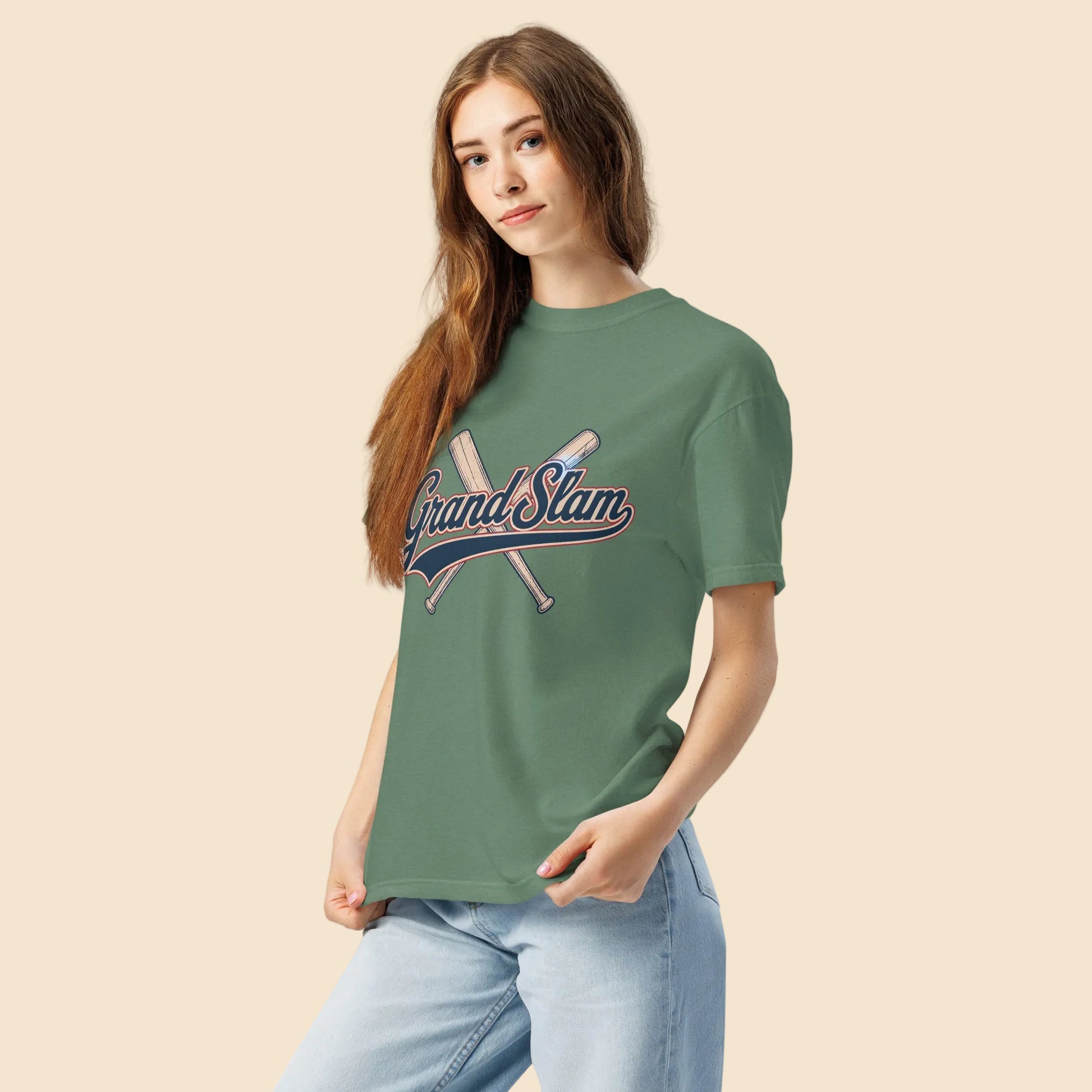 Mujer con estilo casual urbano vistiendo una camiseta verde oliva de corte holgado con el diseño retro universitario Grand Slam.