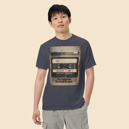 Modelo masculino vistiendo una camiseta azul marino premium con estampado de casete de musica de los 90.