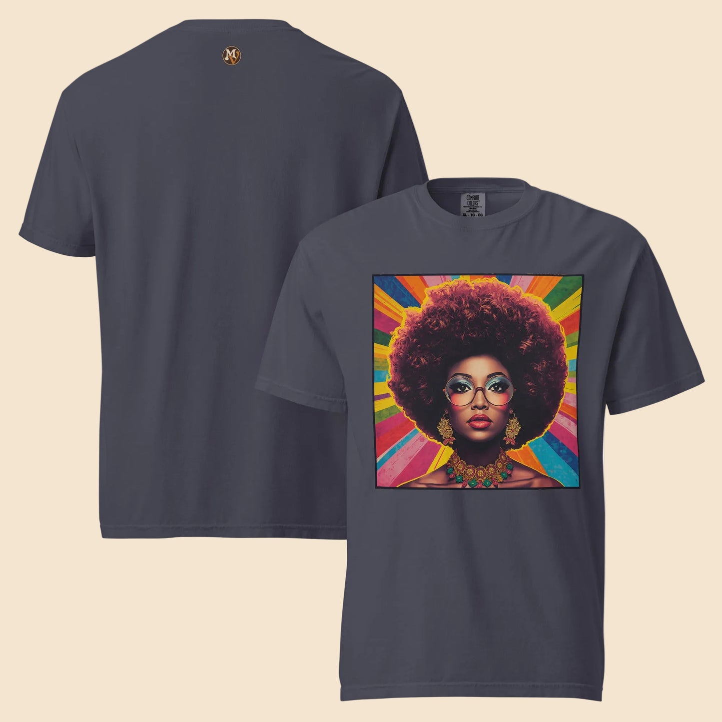 Camiseta gris oscuro de aspecto lavado doblada destacando la calidad de impresion del arte pop retro.