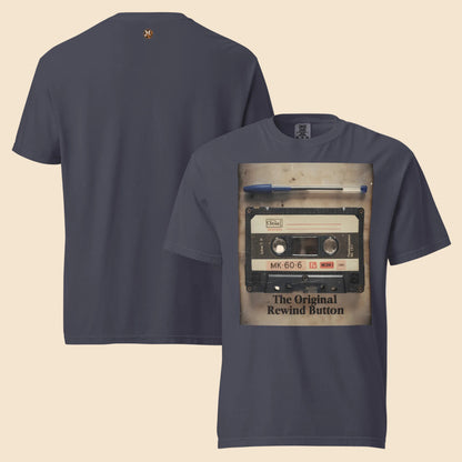 Camiseta oscura de aspecto lavado y vintage mostrando el diseño retro The Original Rewind Button.