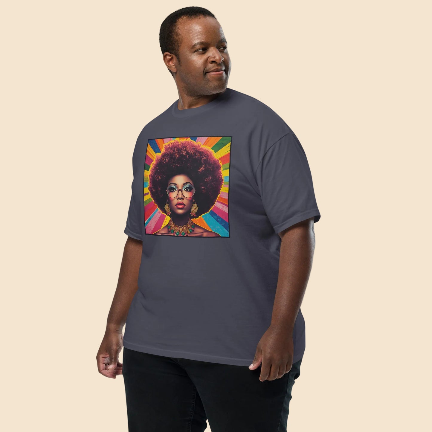 Modelo masculino luciendo una camiseta gris oscuro unisex con diseño retro pop art de gran colorido.