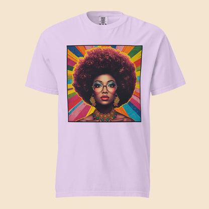 Camiseta lila claro premium de algodon grueso con diseño pop art vibrante de mujer afro y estilo groovy 70s.