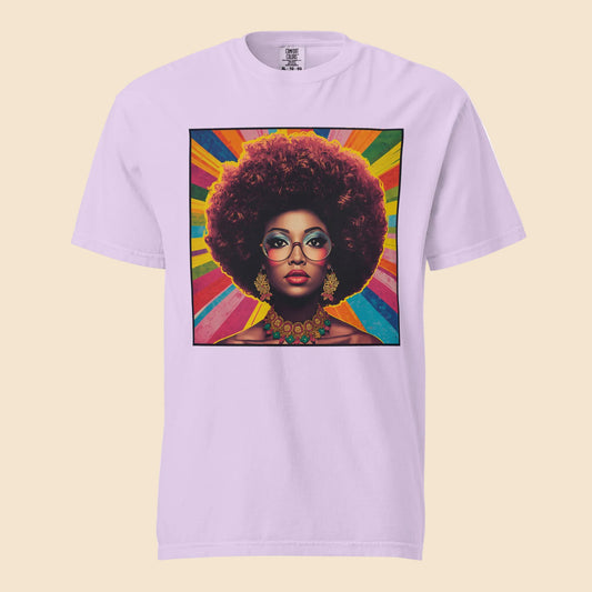 Camiseta lila claro premium de algodon grueso con diseño pop art vibrante de mujer afro y estilo groovy 70s.